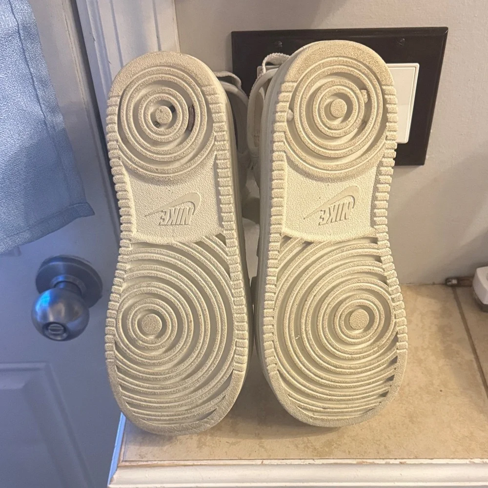 Nikes Icon Classic Women’s Platform Sandals - Picture 5 of 6